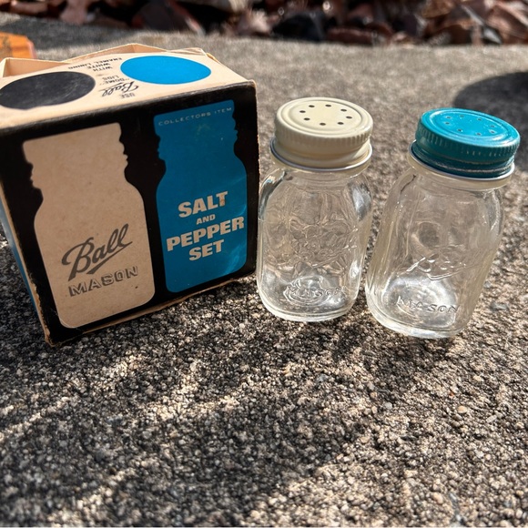 Vintage Ball Salt and Pepper Set NEW - Picture 2 of 2